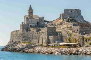 Chiesa di San Pietro a Portovenere, una delle chiese nella roccia più belle in Italia