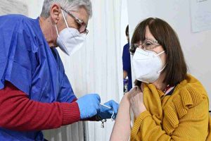 Donna si sottopone alla vaccinazione contro il Covid-19