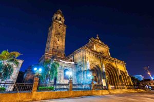 La cattedrale di Manila vista di notte