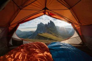 Tenda da campeggio con vista mozzafiato sulle montagne
