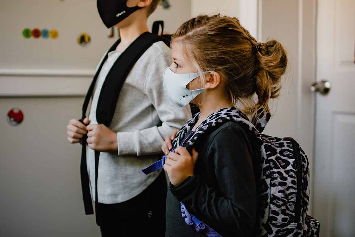 una bambina ascuola con la mascherina