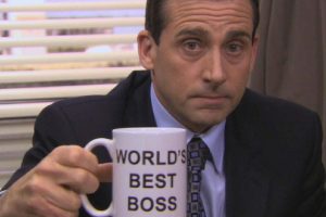 Impiegato con tazza con scritto WORLD'S BEST BOSS