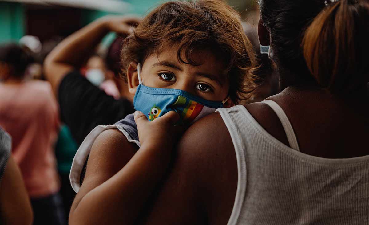 un bambino con la mascherina per proteggersi dal covid
