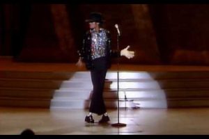 Michael Jackson che balla con un cappello in tv