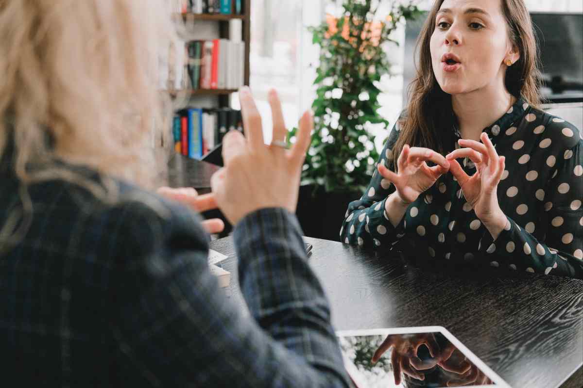 Due ragazze praticano la lingua dei segni
