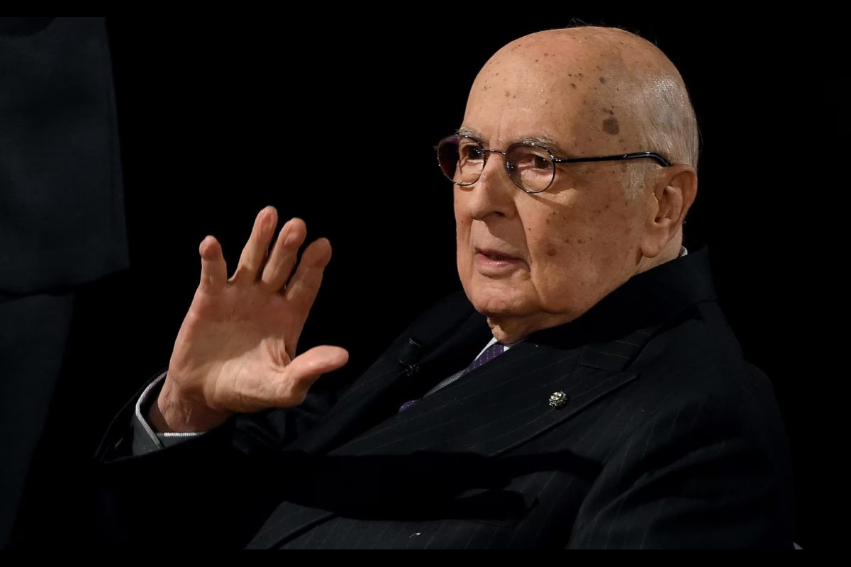 Giorgio Napolitano che saluta con la mano