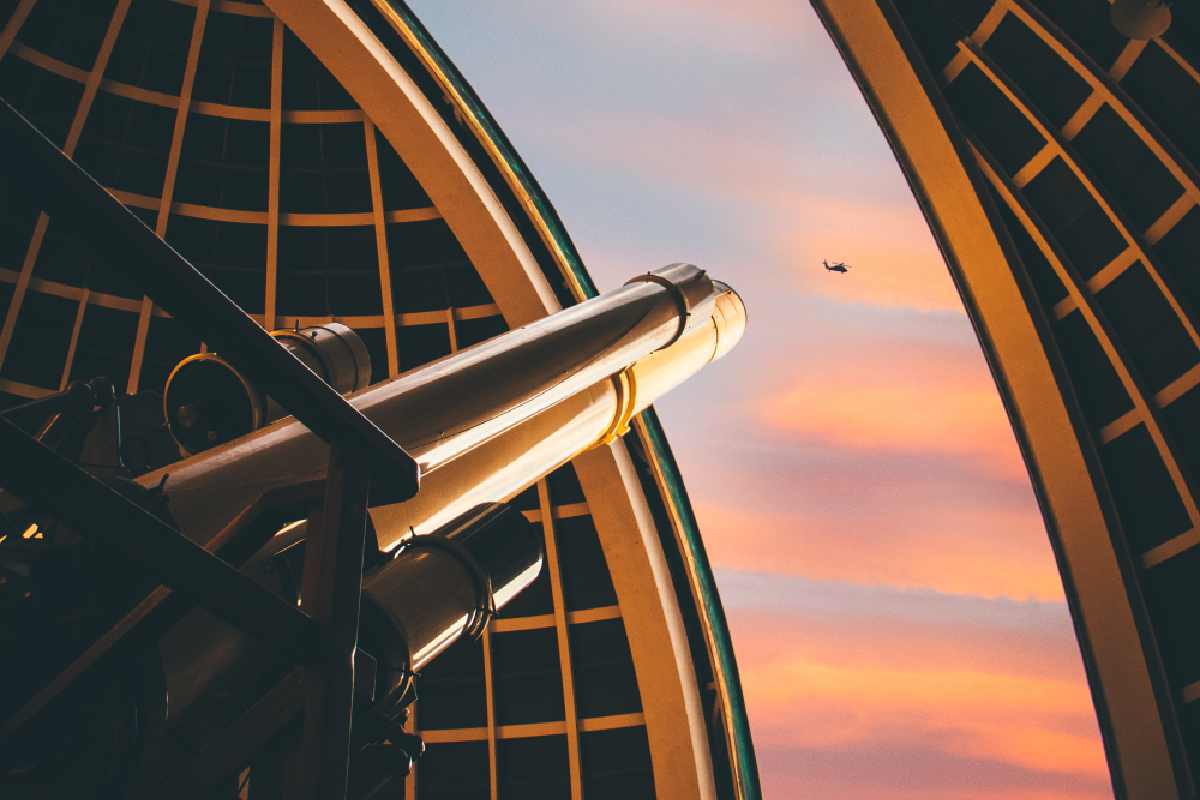 Telescopio per osservare il cielo durante la giornata dell'astronomia
