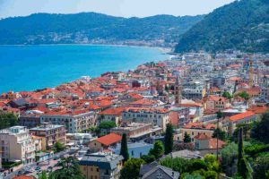 Vista dall'alto della città di Alassio