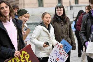 Greta Thunberg e altri ragazzi durante un Fridays for Future