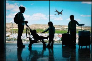 Madre in aeroporto pronta a partire con i propri figli