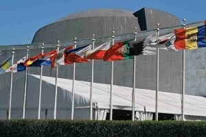Quartiere generale Nazioni unite con bandiere mondiali