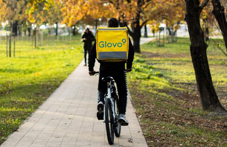 Rider di Glovo in bici