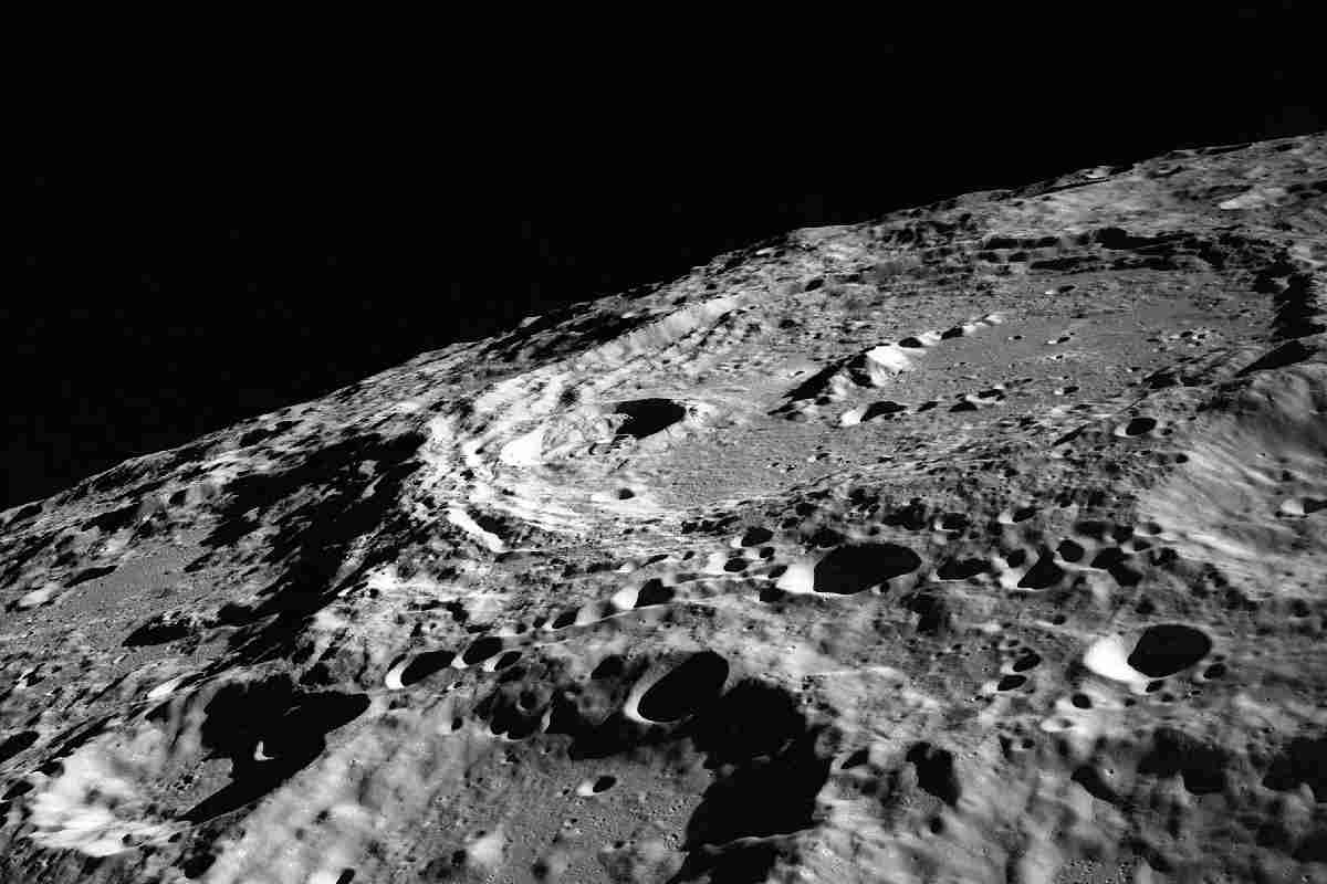 Foto molto ravvicinata della luna e dei suoi createri bellissimi