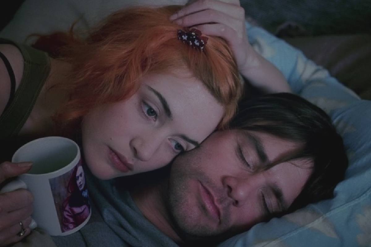 Due attori che si amano a letto lui dorme e lei no