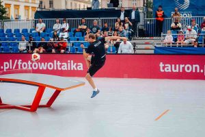 Giocatore di teqball in azione