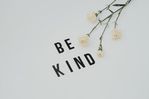 Be kind con roselline bianche