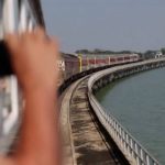Foto ad un treno che galleggia sull'orlo dell'acqua