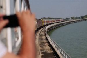 Foto ad un treno che galleggia sull'orlo dell'acqua