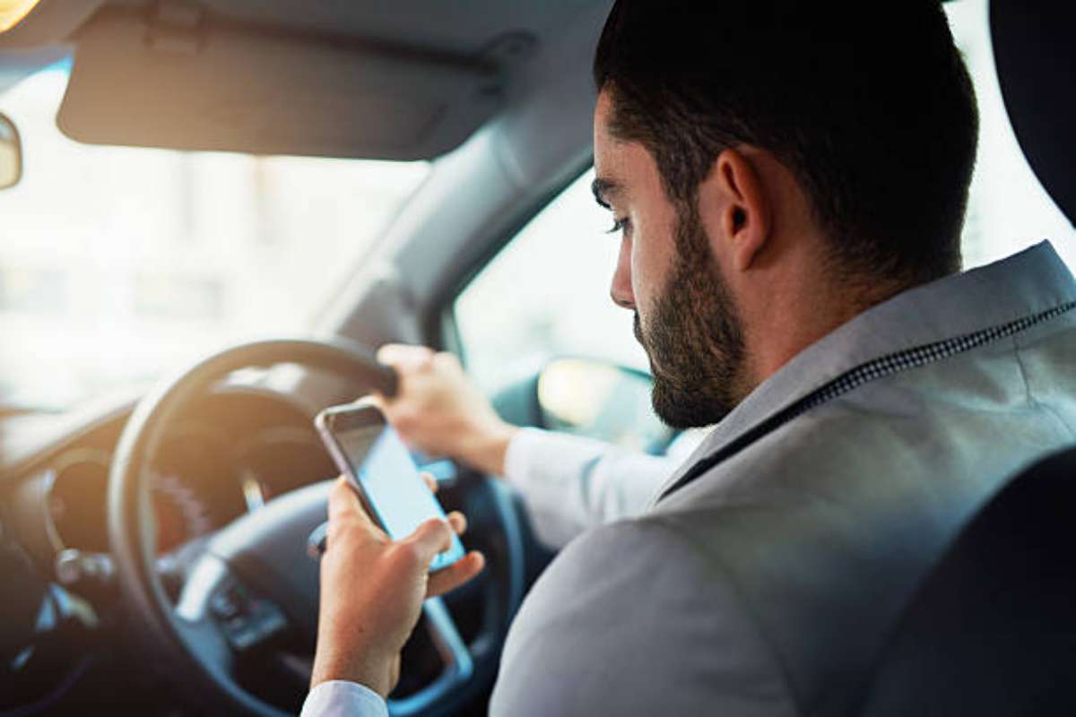 Utilizzare il cellulare alla guida
