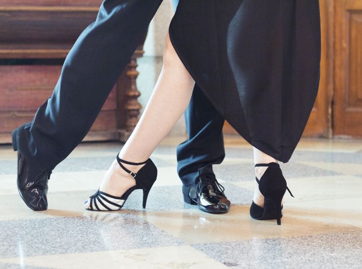 Particolare di due ballerini che ballano il tango