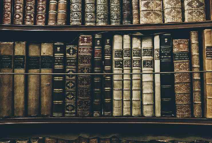 Libri in libreria di legno vecchi