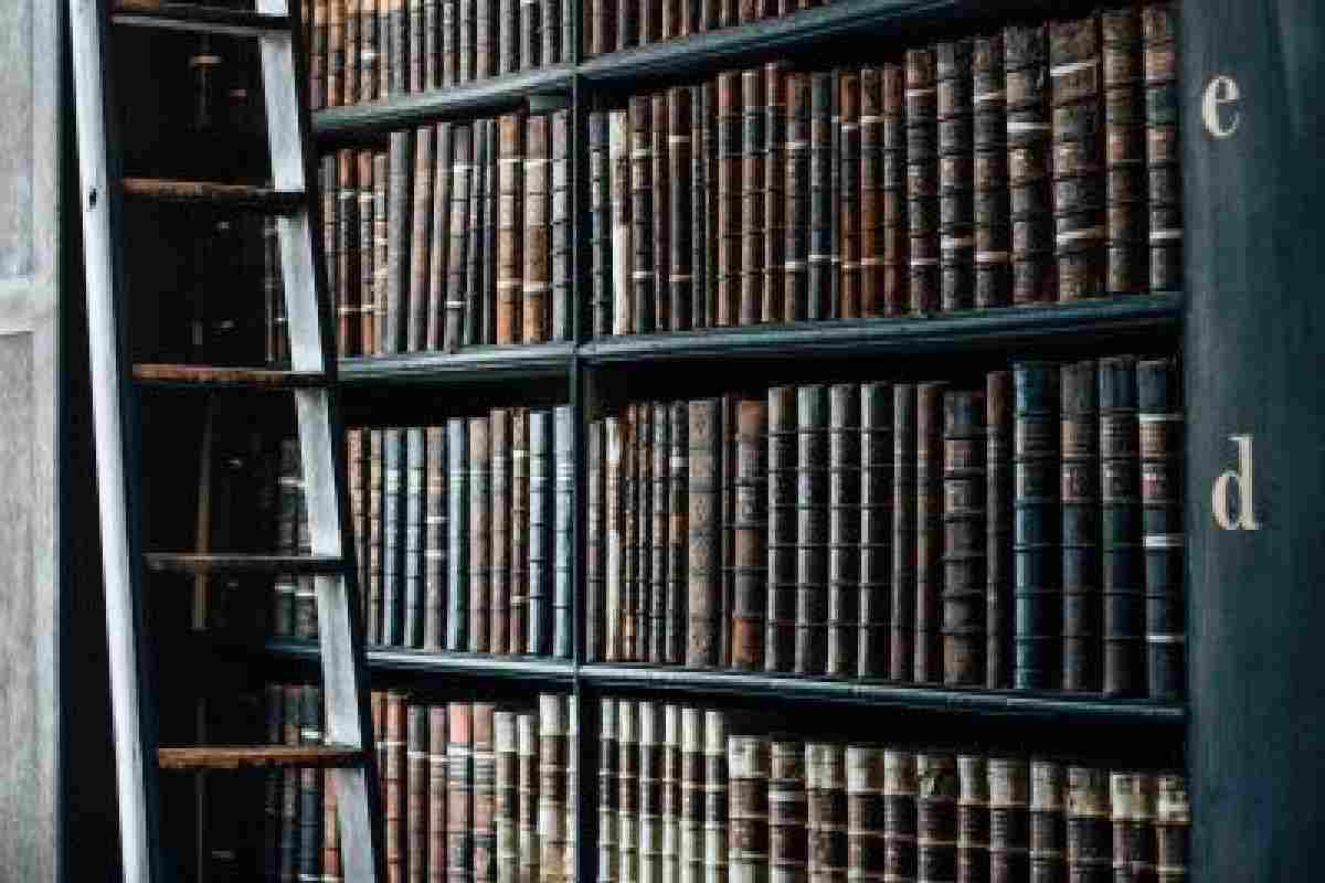 Libreria vecchia con libri antichi e scala