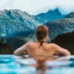 Ragazza di spalle alla spa