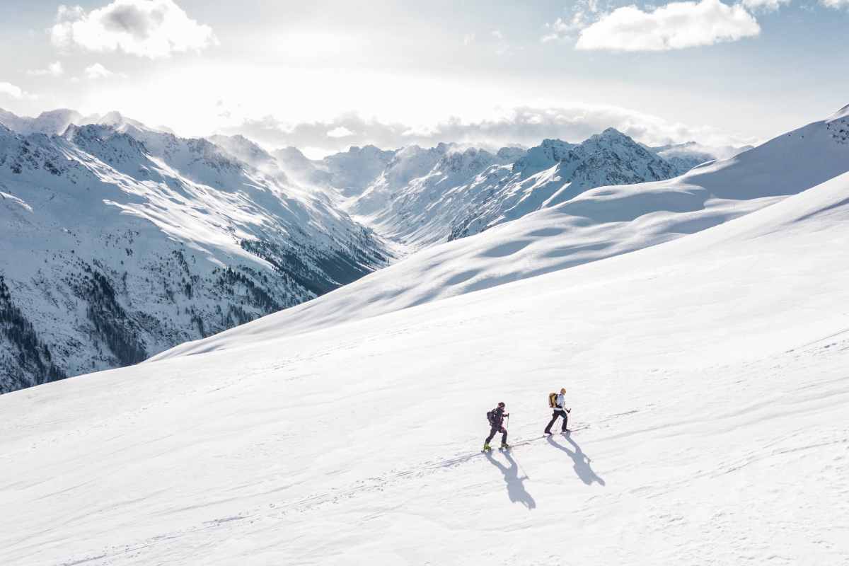 Trekking in montagna per le vacanze sulla neve dei sogni