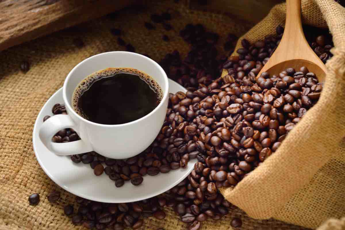 Tazzina di caffè e chicchi di caffè