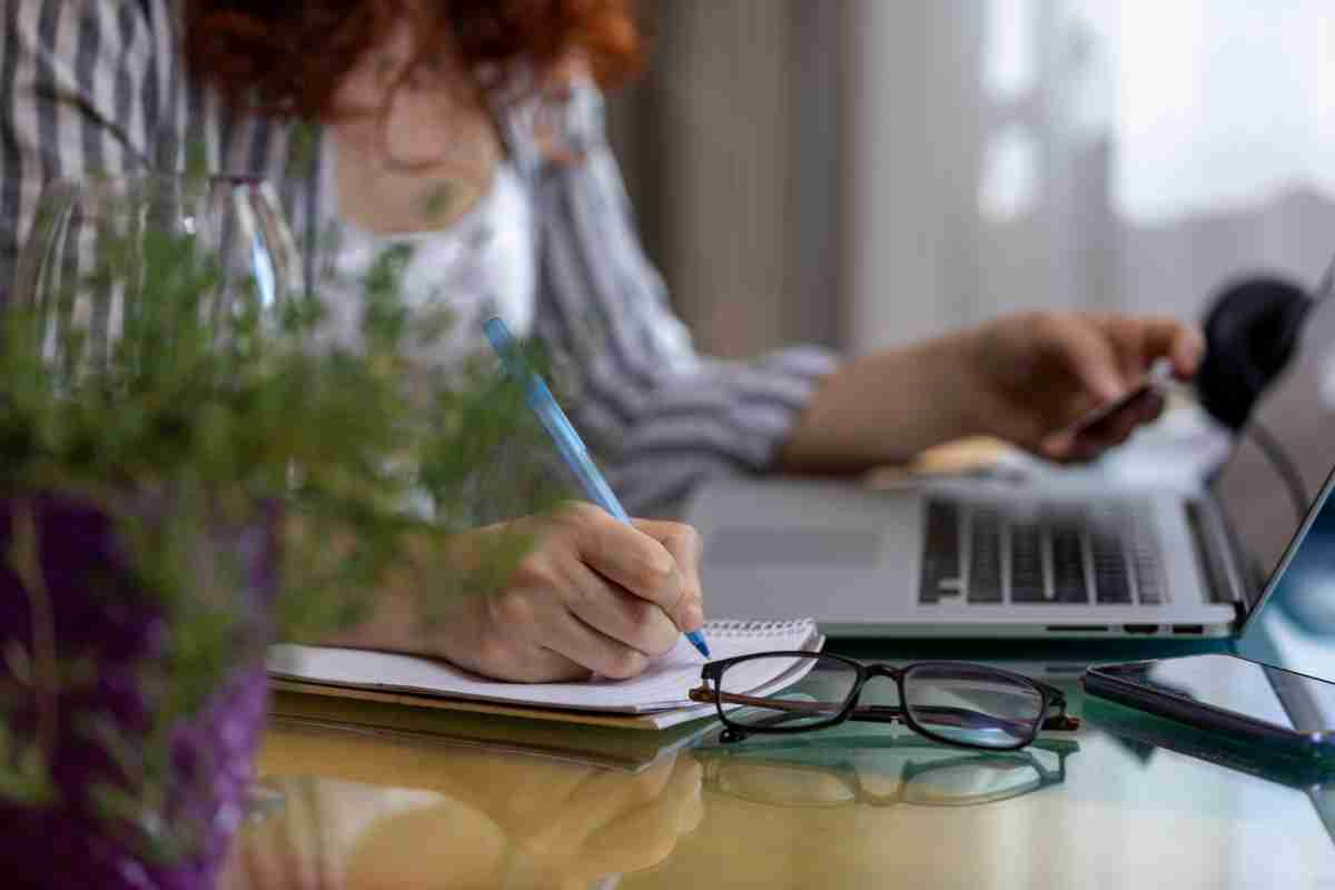 Ragazza che fa i conti al computer